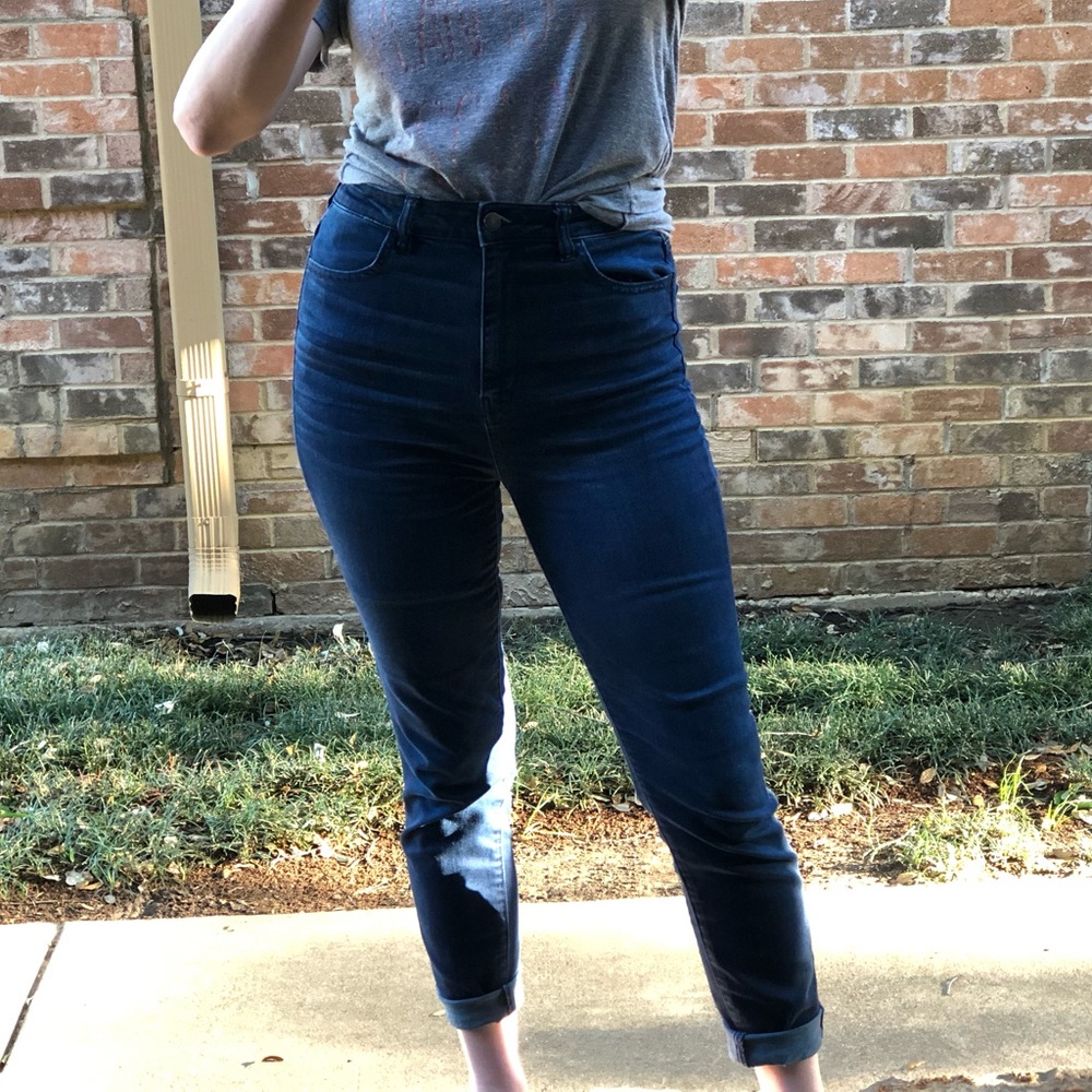 High waisted jeans.